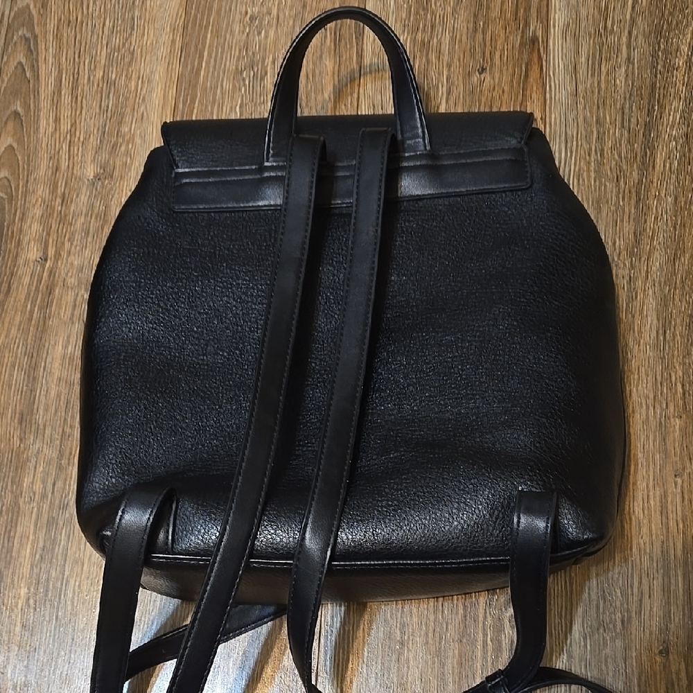 π£ Black Leather Backpack - Picture 3 of 6